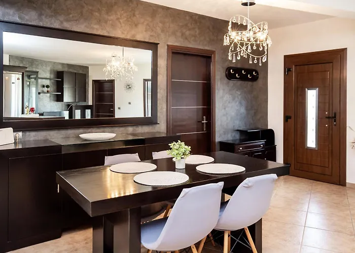 Aura House شقة بوتوس